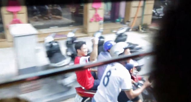 Vietnamese Soccer Fan gets the ride of his life! arsenal fan moped 630x338 Vietnamese Soccer Fan gets the ride of his life!